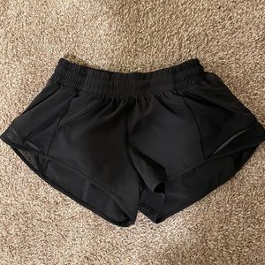 Lululemon Hotty Hot Low-Rise Lined Short 2.5”